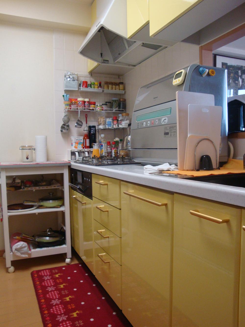 Kitchen. Counter kitchen about 3.2 Pledge