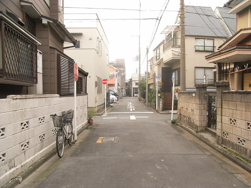 Local photos, including front road. Front road is 4.5m! It is a quiet residential area!