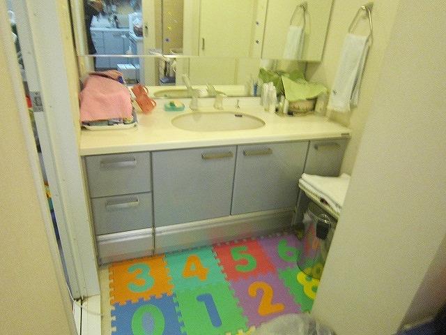 Wash basin, toilet
