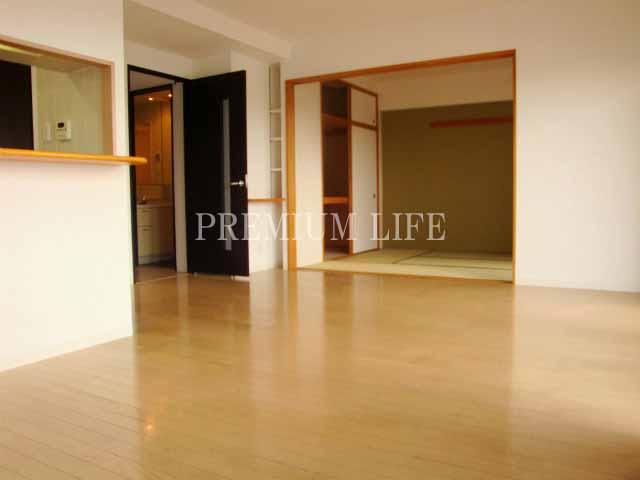 Living.  [living] Japanese-style room also Akehanatsu and is more open