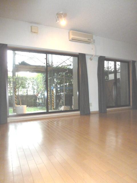 Living. Indoor (11 May 2013) Shooting