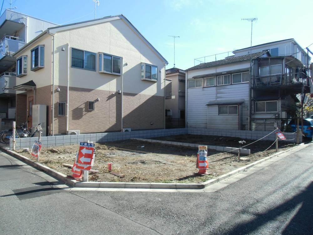 Local appearance photo. Sunny! There is a sense of open!