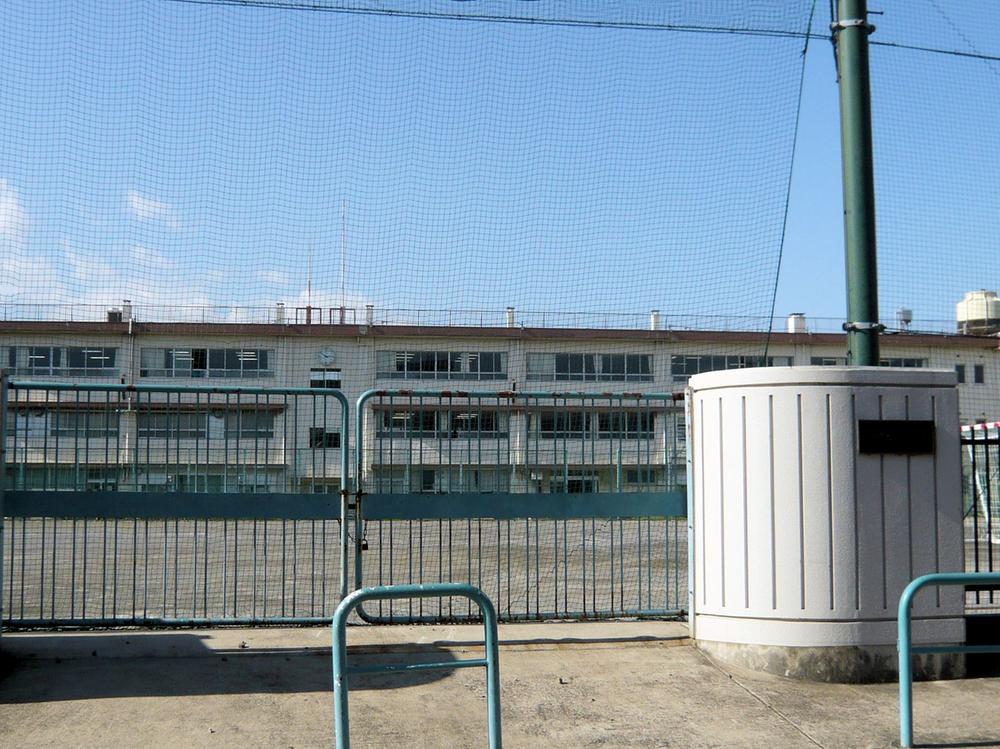 Junior high school. Very close Lingang junior high and 240m 3-minute walk from the harbor junior high school