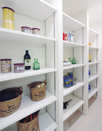 Kitchen.  [pantry] Excellent storage capacity, Easy-to-use pantry shelves type. Stock of such preserved food and drinks, It is very convenient to put away such as cookware. (A ・ C type only)