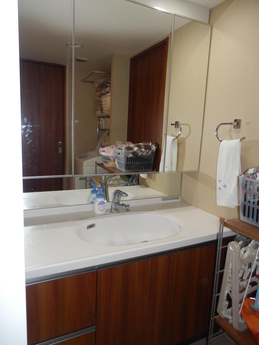 Wash basin, toilet. Indoor (11 May 2013) Shooting