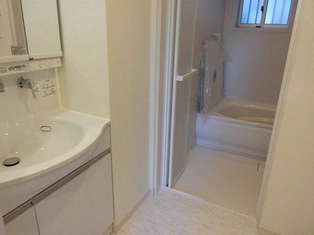 Wash basin, toilet. Indoor (11 May 2013) Shooting