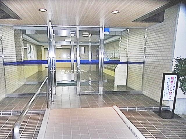 Entrance. Common areas