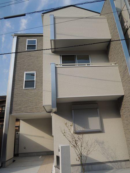 Local appearance photo. C Building appearance (2013 December shooting)