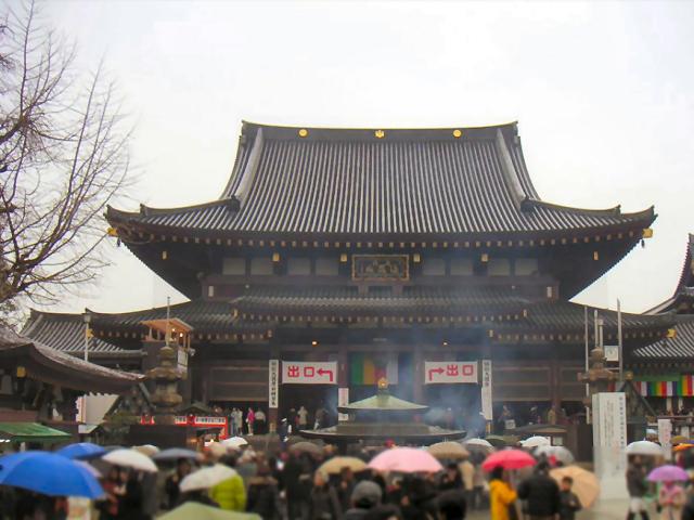 Streets around. But it is also attractions 420m Daishi itself to Kawasaki Daishi, Nakamise Street temple also has become the streets of taste.