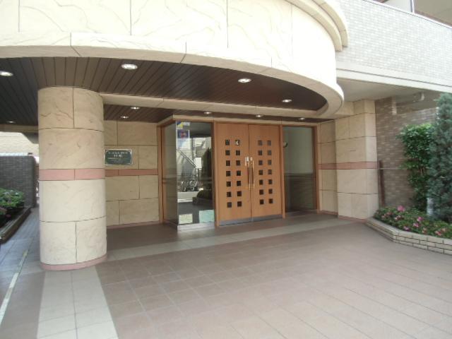 Entrance. Common areas
