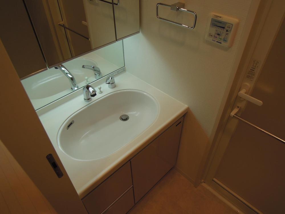 Wash basin, toilet