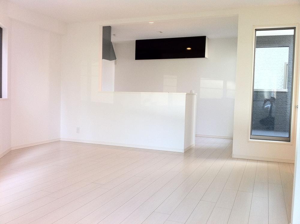 Same specifications photos (living). Same specifications living LDK full of wall with no sense of openness in the kitchen top