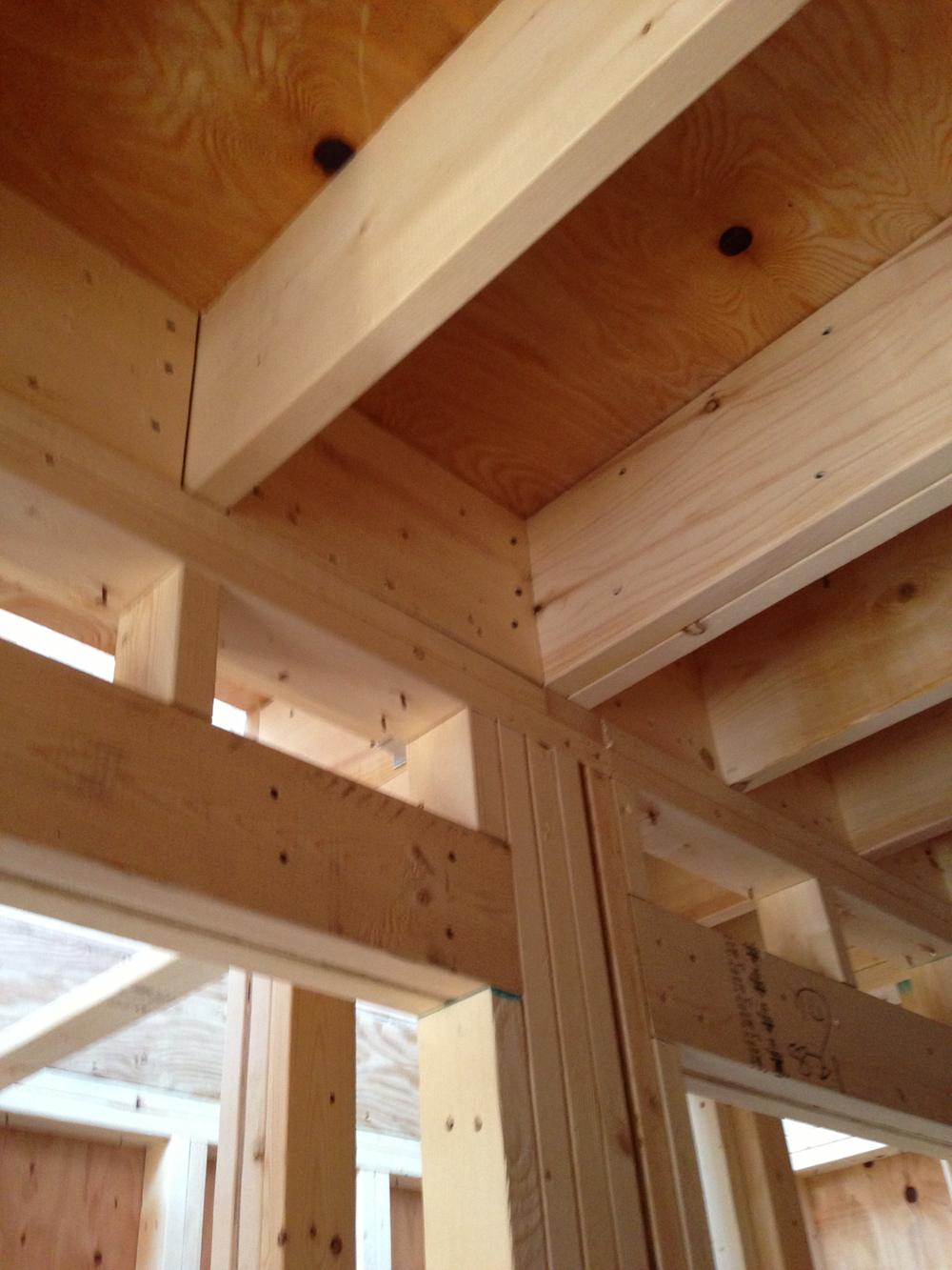 Other local. Strong earthquake 2 × 4 construction method We support the floor of 2 × 10 wood. Pillar is also thick.