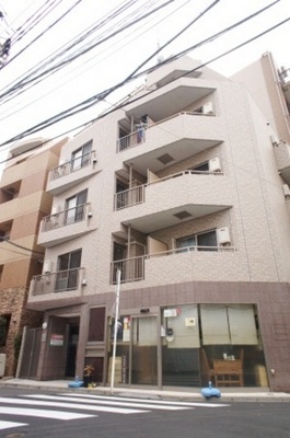 Building appearance. The apartment is located within walking distance of Kawasaki Station
