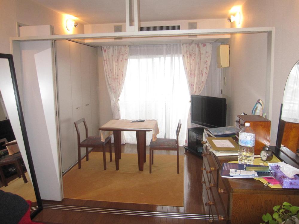 Non-living room. Balcony side Western-style is, It contains the bright light from the southeast-facing sash.