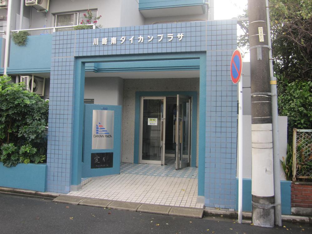 Entrance. The apartment entrance there is a arch tiled.