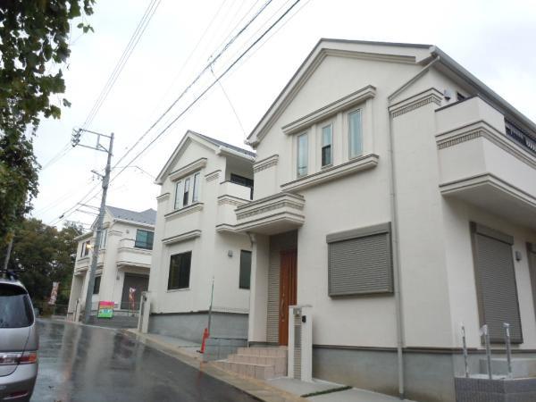 Local photos, including front road. Frontal road