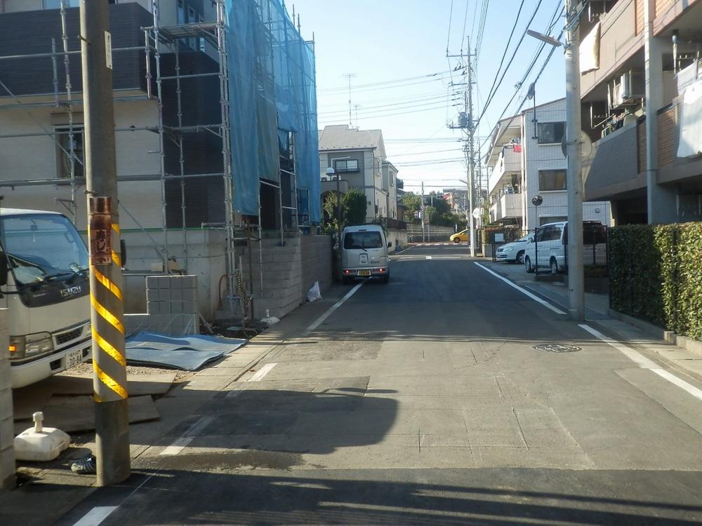 Local photos, including front road. Local (11 May 2013) Shooting Front road is spacious and 6M