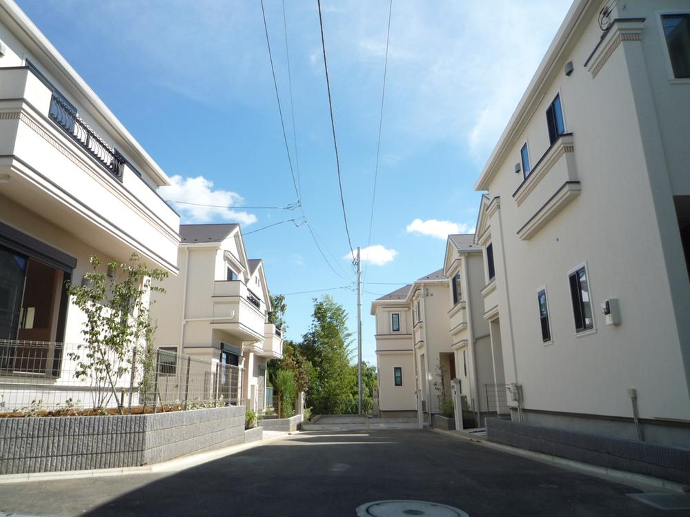 Local photos, including front road. It was completed.