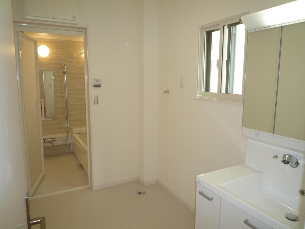 Wash basin, toilet. Is a wash room. (Photo 7 Building)