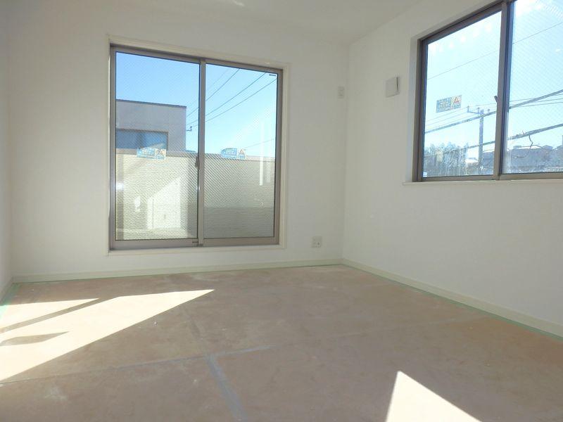 Non-living room. Housing that pour in pleasant wind and light