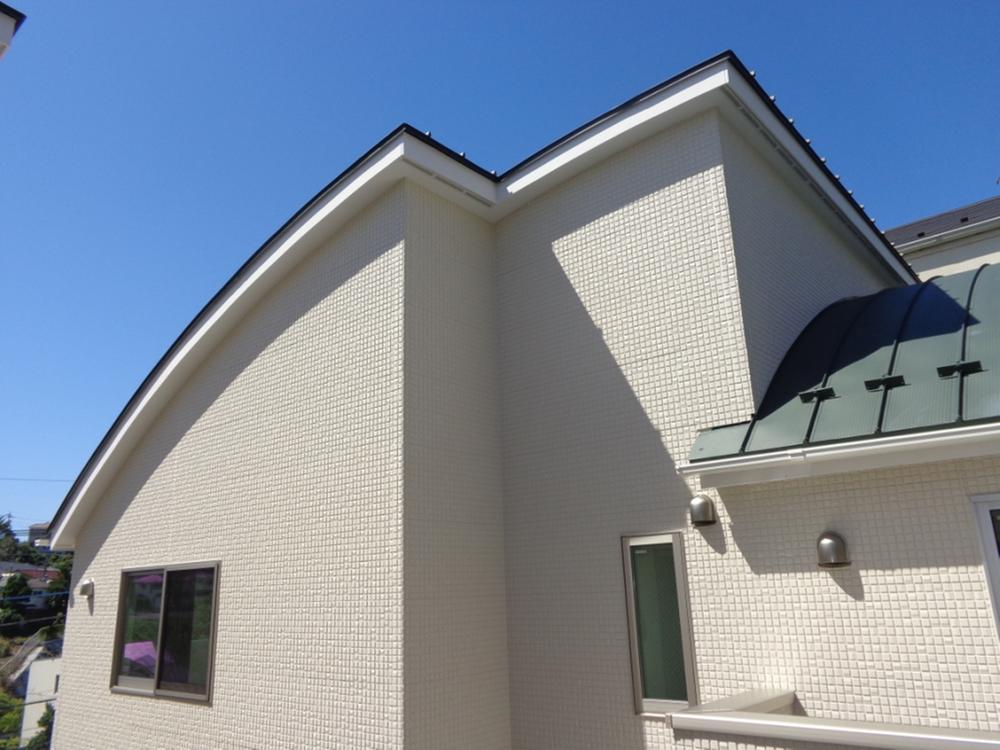 Local appearance photo. Beautiful appearance of the round roof of Garubaniumu steel Itabuki