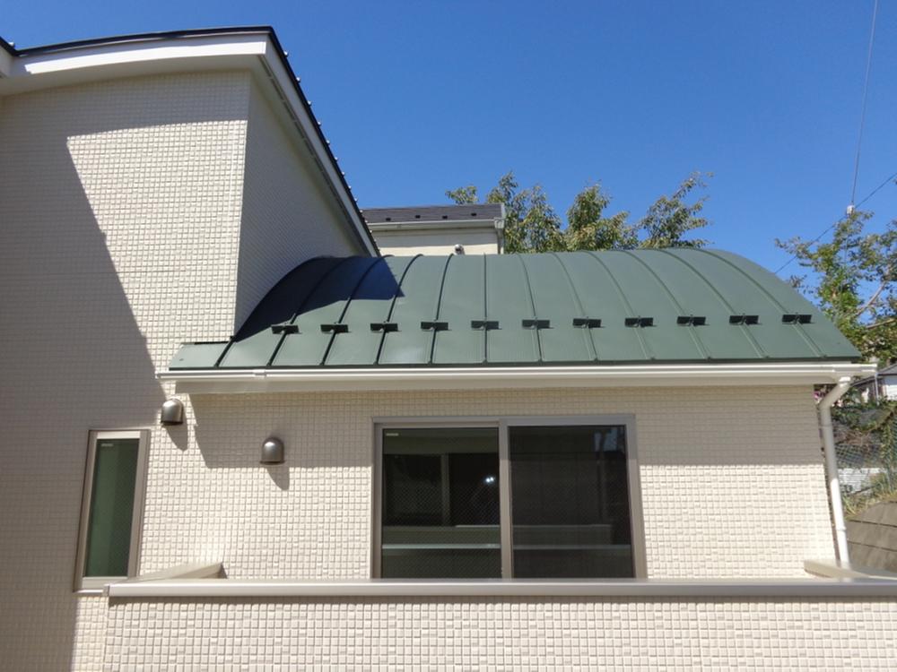 Local appearance photo. Beautiful appearance of the round roof of Garubaniumu steel Itabuki