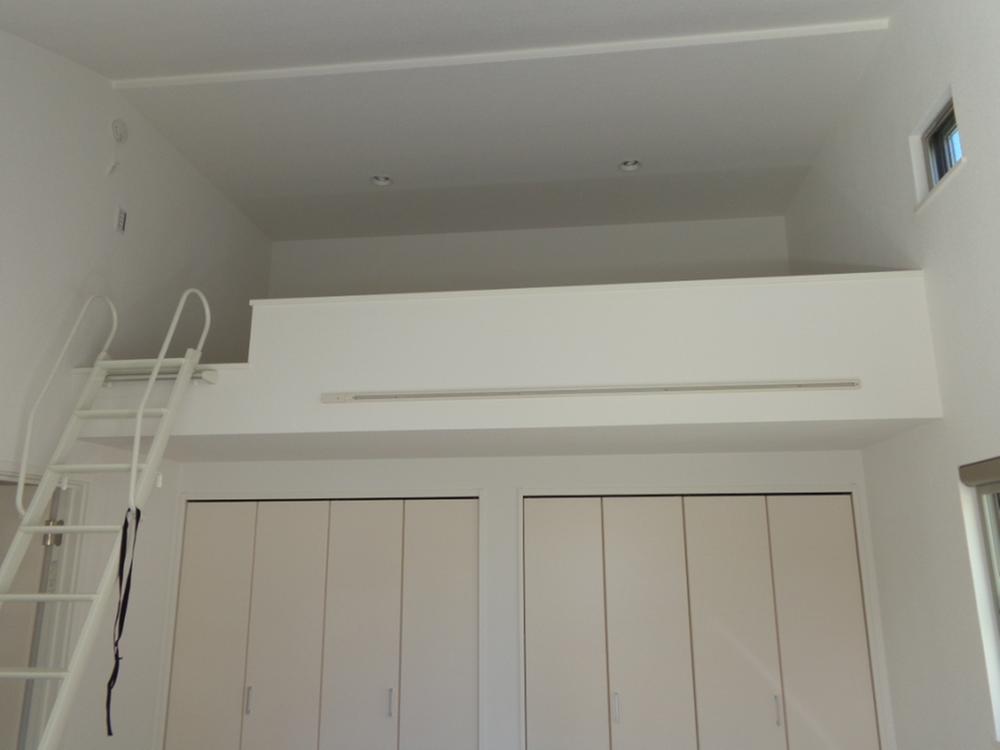 Local appearance photo. High-ceilinged atrium has feeling of freedom. Big success of the loft in the storage was installed in 2 places