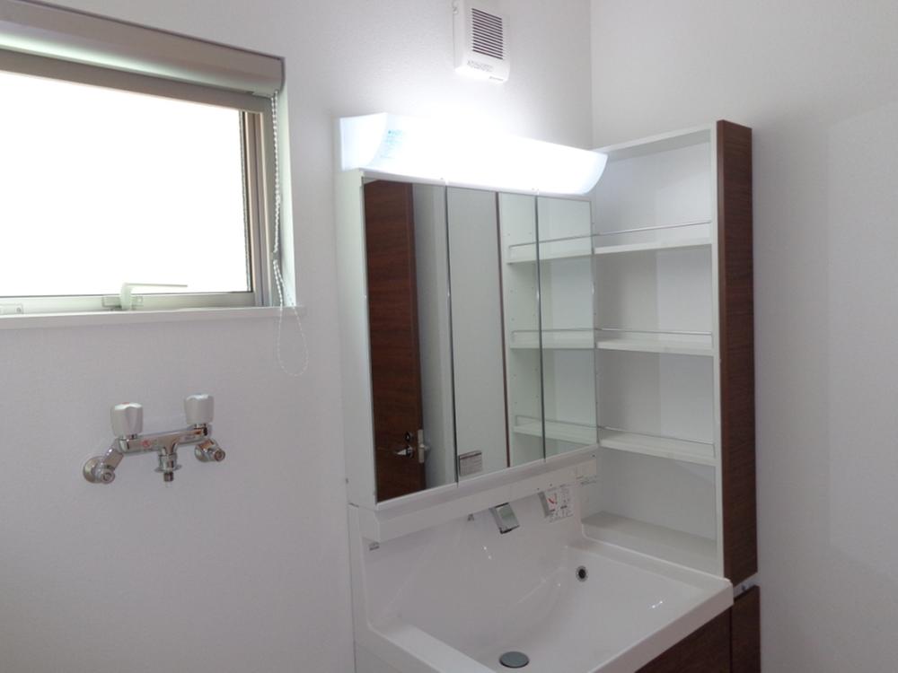 Other Equipment. Vanity of three-sided mirror with even convenient sleeve housed in the storage of small items