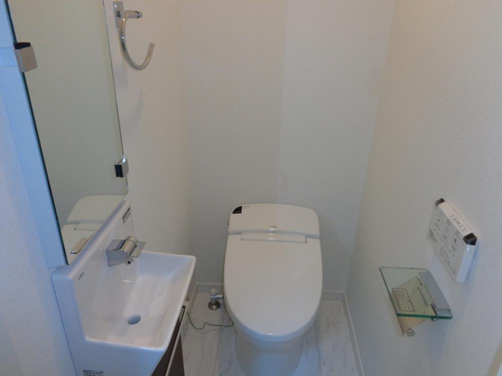 Toilet. The living floor of the toilet has established the toilet of tankless toilet bowl (October 2013) Shooting