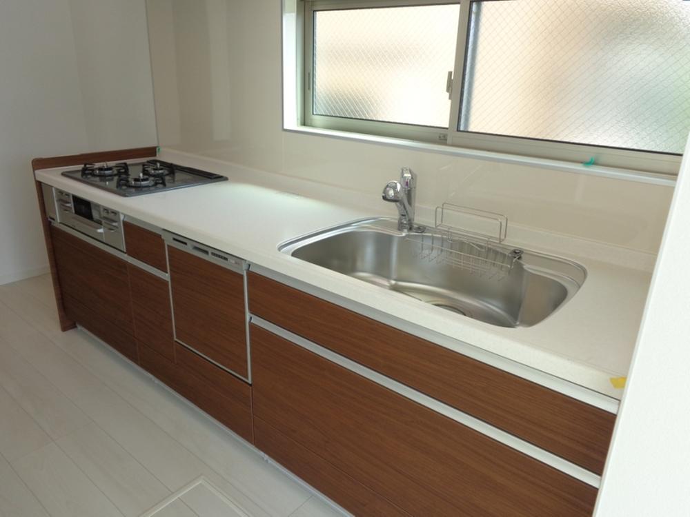 Kitchen. System kitchen double-sided grill stove, Dish washing dryers and with built-in water purifier (October 2013) Shooting