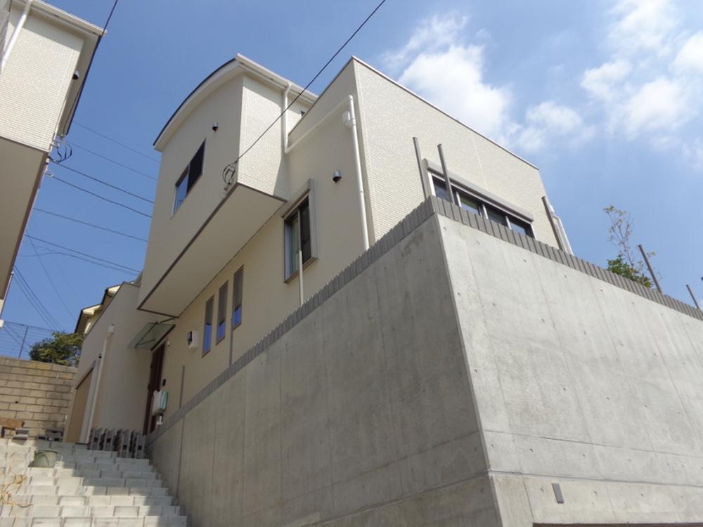 Local appearance photo. We established the underground garage of 2 cars in good hill of per yang