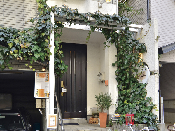 Surrounding environment. Ann ・ Condition (French) (8-minute walk / About 610m)