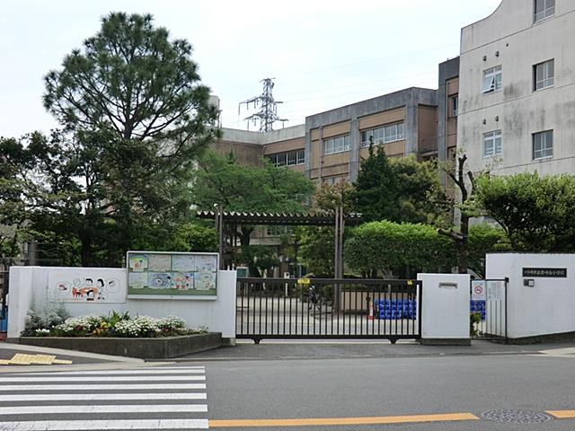 Primary school. Kawasaki Municipal Miyazakidai 100m up to elementary school