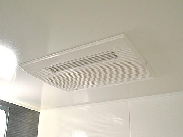 Bathing-wash room.  [Bathroom ventilation heating dryer]  Standard equipped with a bathroom ventilation heating dryer to support comfortable living throughout the year.