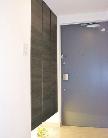 Interior.  [entrance] Entrance which adopted the footwear purse of tall type.