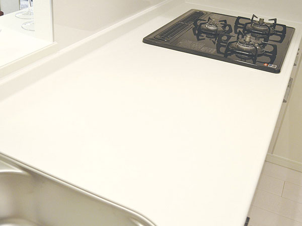Kitchen.  [Artificial marble countertops]  Fire resistance ・ It has adopted the artificial marble countertops with excellent heat resistance.
