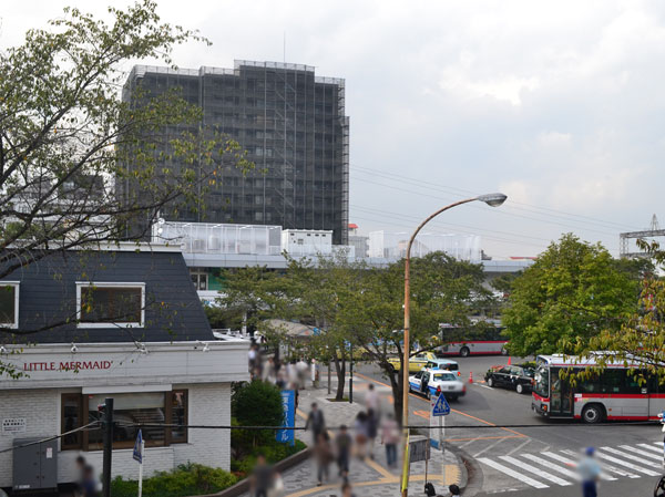 Surrounding environment. Saginuma Station Rotary (about 956m, Saginuma Station around cherry tree is in full bloom in 12 minutes) Spring walk. It is safe can have children because the walking car separation.