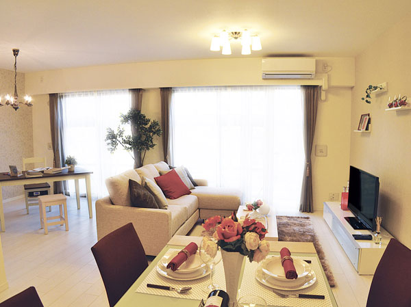 Room and equipment. Southeast of living that employs a floor heating ・ dining. If the plan changes, To 18.3 tatami spacious space of. (Select Plan took a partition of the model room D-type (LDK / Application deadline Yes ・ Those that were taken free of charge) in November 2012, Some paid options and furniture, It is included furniture etc., It is not included in the sale price. )