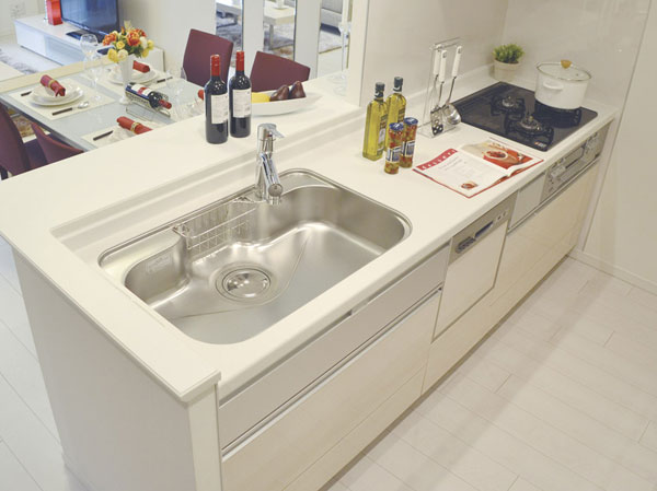 Room and equipment. Fire resistance ・ The kitchen, which was adopted artificial marble countertops with excellent heat resistance, Water purifier integrated shower faucet and bull motion function of slide cabinet, Glass top 3-burner stove, etc., We have adopted a wide range of equipment. (Same as on the left.)