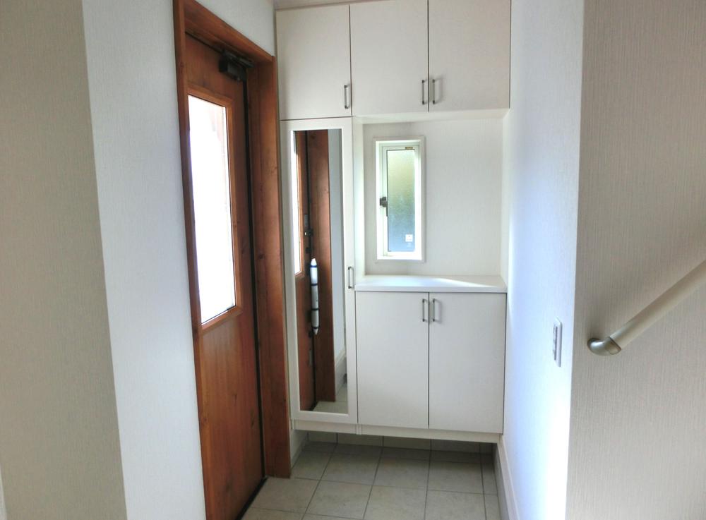 Same specifications photos (Other introspection). Same specifications (entrance)