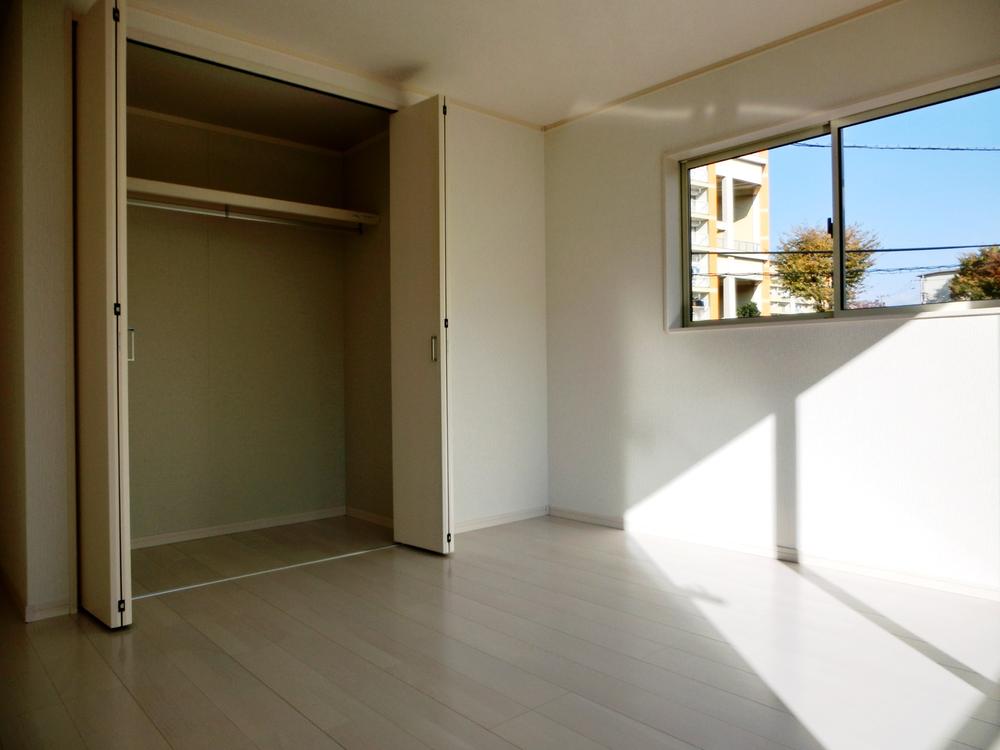 Same specifications photos (Other introspection). Same specifications (storage)