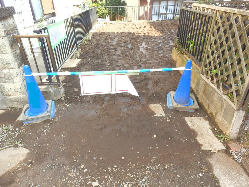 Local photos, including front road. Front road 4.5m position designated road It is unpaved