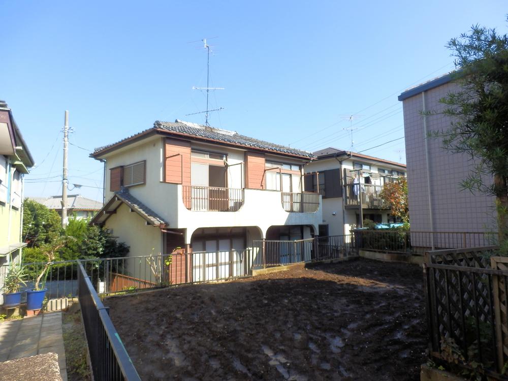 Local appearance photo. West is missing