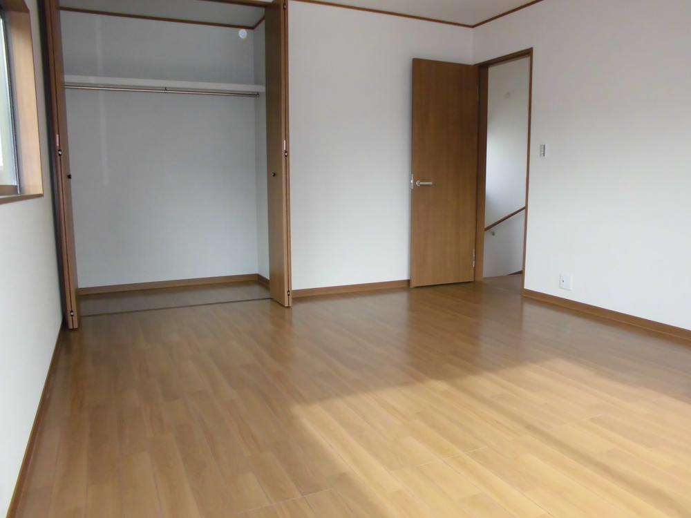 Non-living room. There is housed in each room! Same specifications Photos