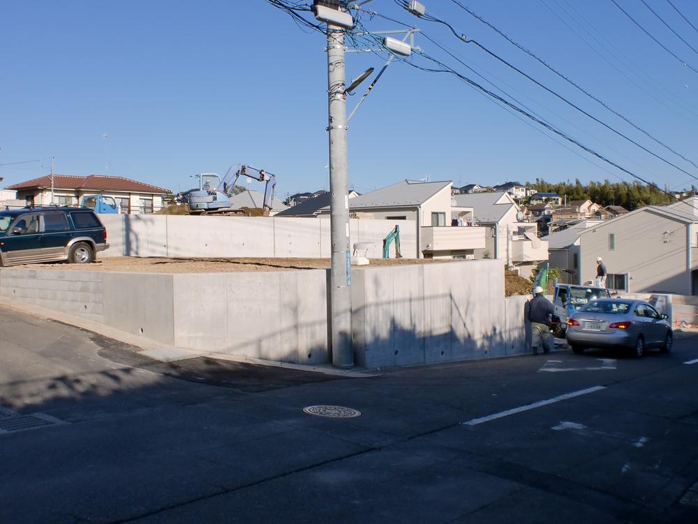 Local photos, including front road. Residential land in a day is good