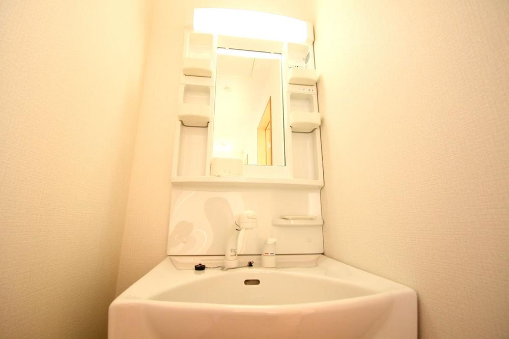 Wash basin, toilet. 1 Building The third floor hall section