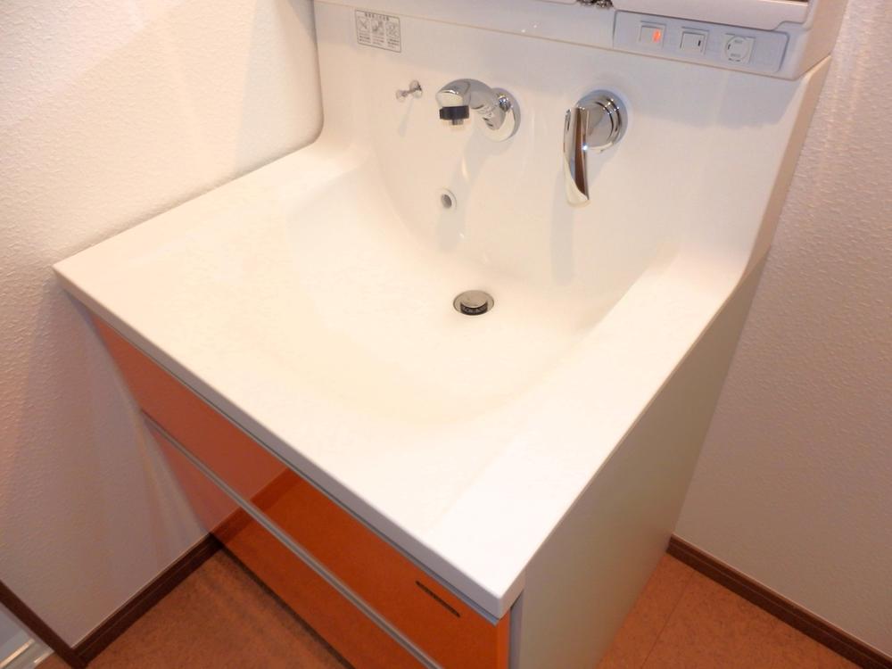 Wash basin, toilet. Same specifications Fine basin space Produce a time of clear