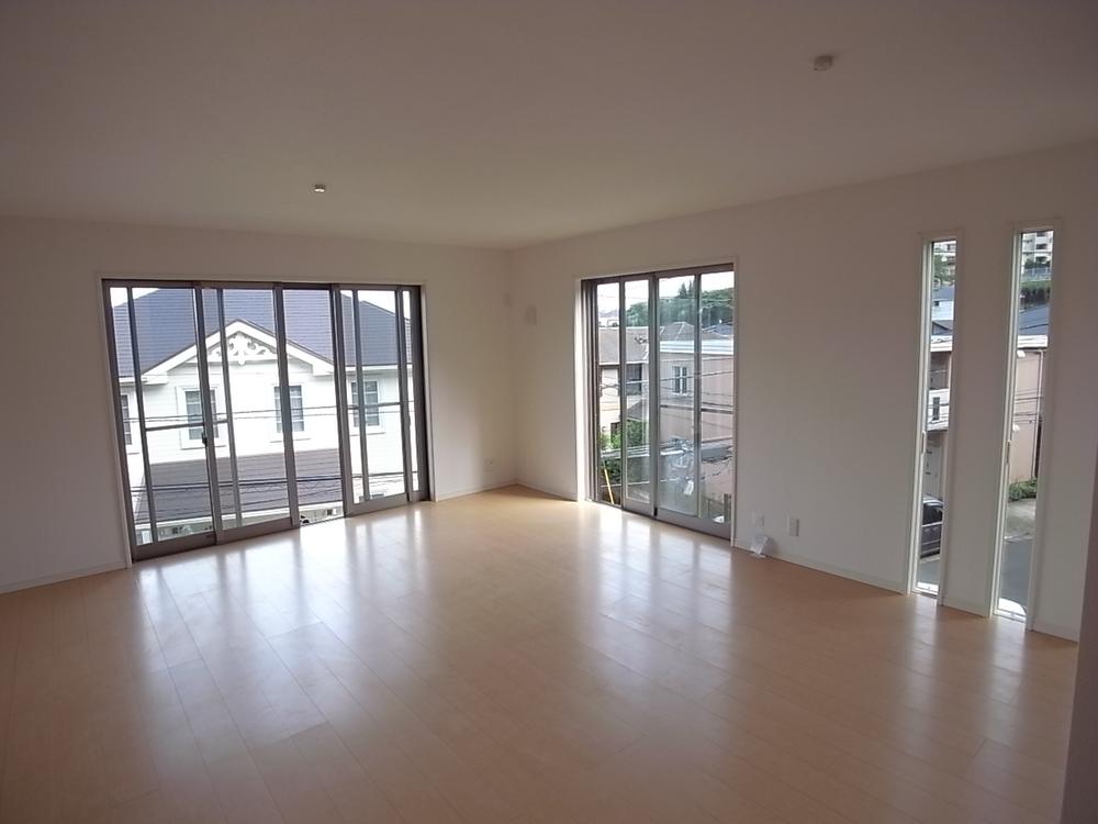 Living. Spacious 1 Building Living. Also many windows bathed in sunlight. Indoor (July 2013) Shooting