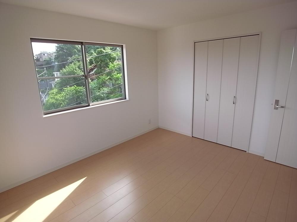 Non-living room. It is the room to plug the sunshine.